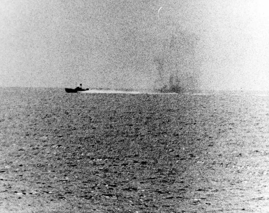 Kapal torpedo Vietnam Utara terlihat dari USS Maddox