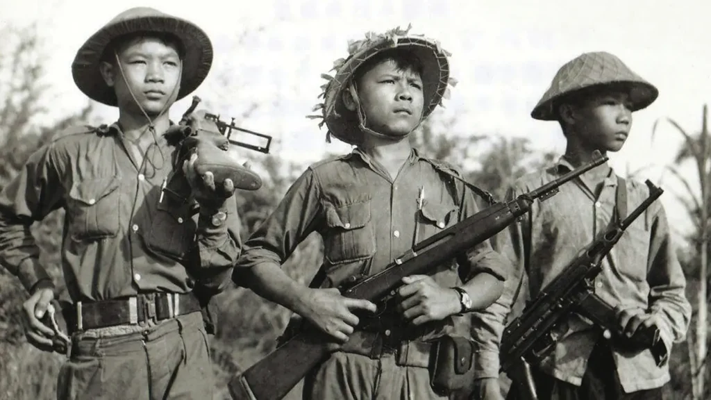 Pasukan Viet Cong dengan senjatanya.