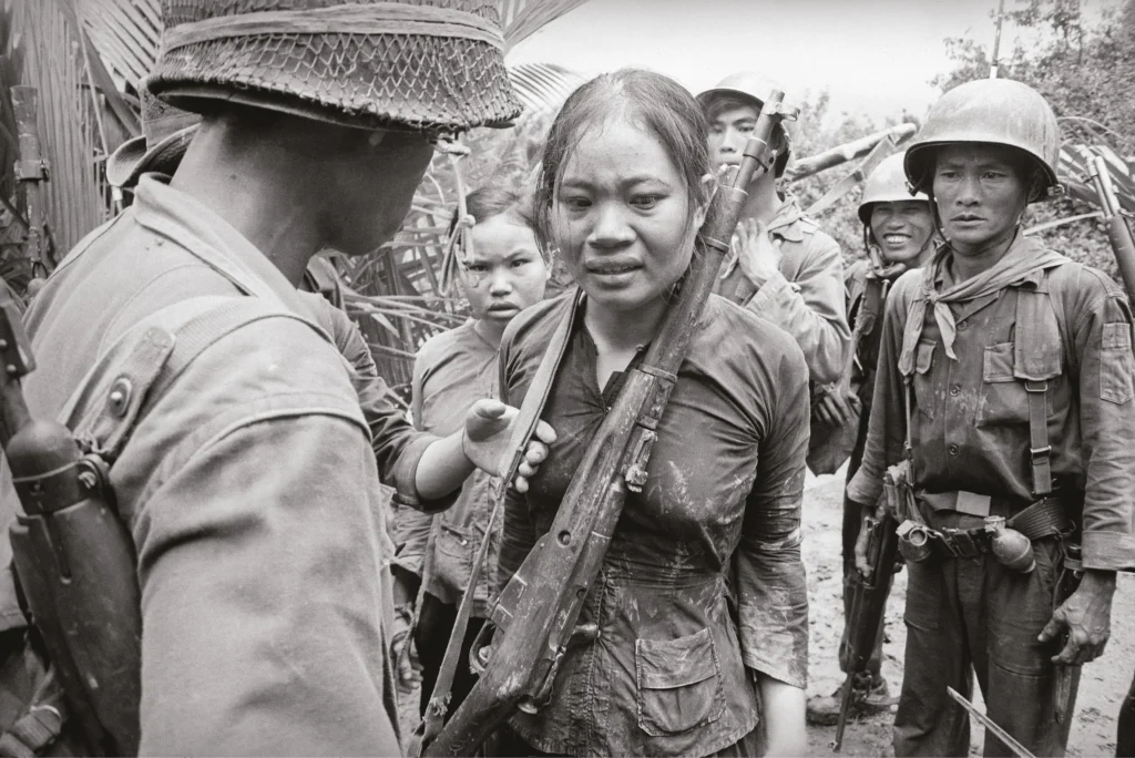 Seorang tentara yang diduga anggota Viet Cong membawa senapan buatan Rusia menunggu interogasi (Foto: The Past)