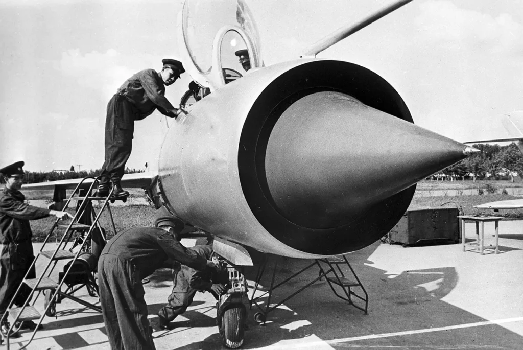 Angkatan Udara Vietnam Utara saat pelatihan di Uni Soviet