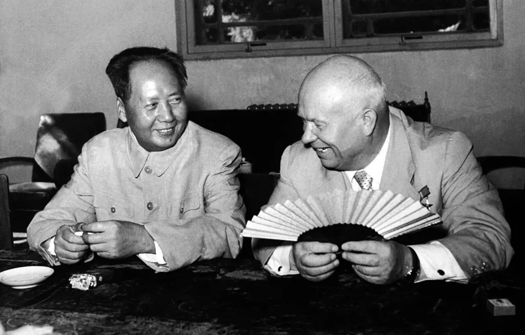 Mao Zedong dan Nikita Khrushchev di Beijing pada 1958.