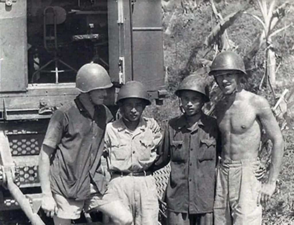 Spesialis militer Soviet dan penembak antipesawat Vietnam, 1967.