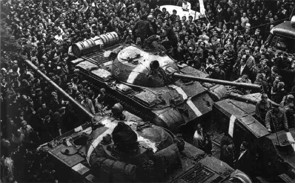 Tank Uni Soviet saat invasi Pakta Warsawa ke Cekoslowakia tahun 1968.