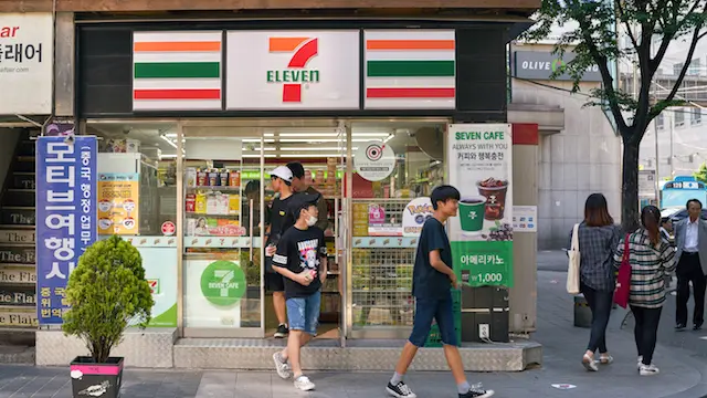 Mie mudah ditemukan di minimarket Korea